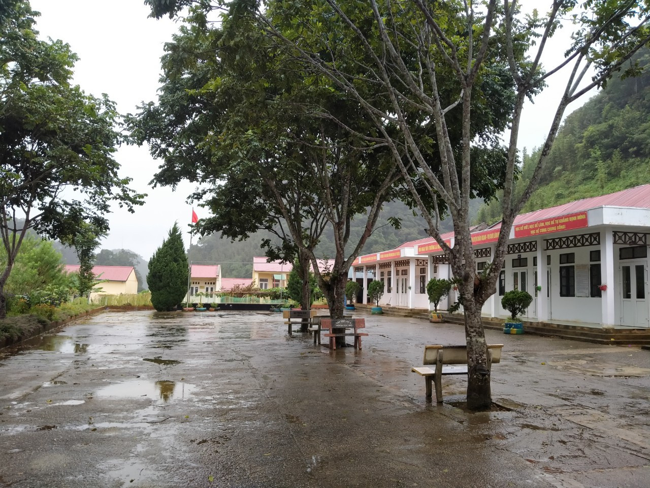 Địa hình, giao thông đi lại khó khăn ảnh hưởng đến chất lượng dạy học của Trường Tiểu học và Trung học cơ sở Cao Sơn, xã Lũng Cao, huyện Bá Thước (Thanh Hoá).