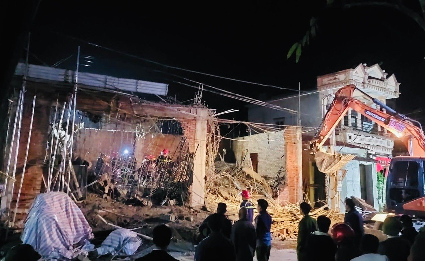 Toàn cảnh hiện trường ngôi nhà đang xây dựng bị sập trần bê tông.