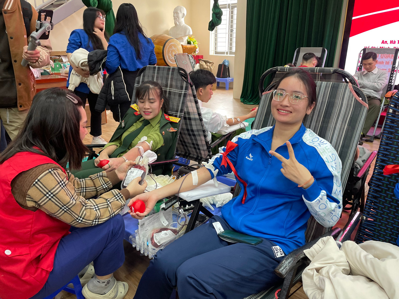 Em Cao Thị Duyên - đoàn viên chi đoàn Quản lý thể dục thể thao K10, Trường Đại học Văn hoá, Thể thao và du lịch Thanh Hóa, có thành tích "khủng" trong môn bơi lội với các huy chương: HCV vô địch quốc gia năm 2020, HCV Vô Địch Quốc Gia năm 2021, HCV vô địch quốc gia năm 2022, 2 HCV Sea Game 31, HCV Đại Hội Thể Thao Toàn Quốc năm 2023, 03 HCV và 2 HCB Sea Game 3; nhận Huân Chương Lao động Hạng 3 năm 2023... "Em mong muốn được góp những giọt máu hồng tới những bệnh nhân nghèo, những nạn nhân có hoàn cảnh khó khăn cần máu. Ngày hội Chủ Nhật Đỏ thực sự là ngày hội lan toả tình yêu thương, sự chia sẻ, sự gắn kết..." - Cao Thị Duyên chia sẻ.