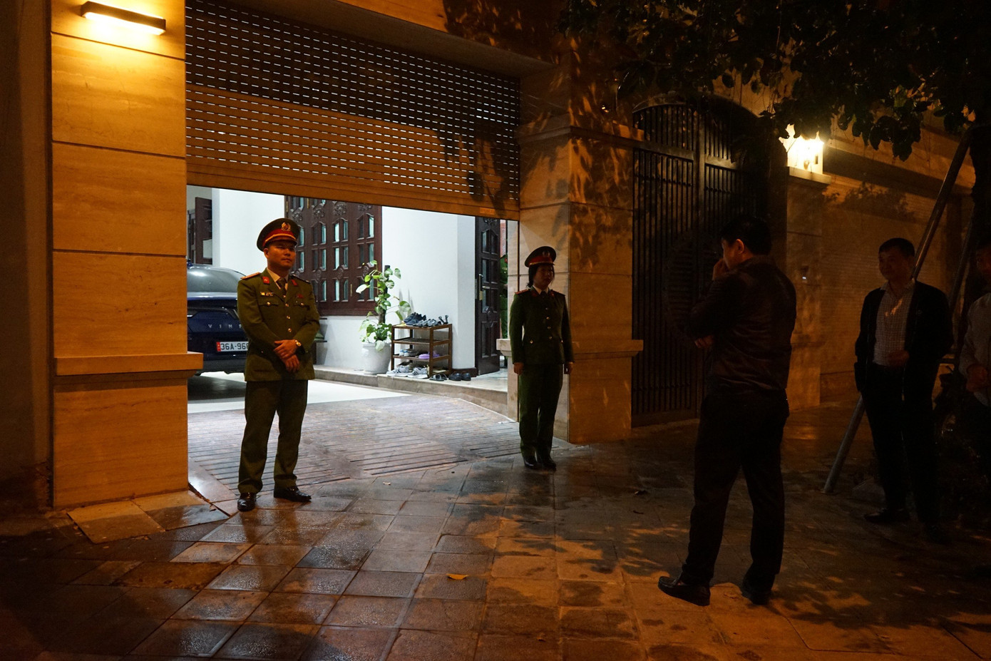 Cơ quan chức năng đã thực hiện khám xét nhà riêng của ông Trịnh Văn Chiến vào tối 29/12/2023. Cơ quan chức năng đã thực hiện khám xét nhà riêng của ông Trịnh Văn Chiến vào tối 29/12/2023.