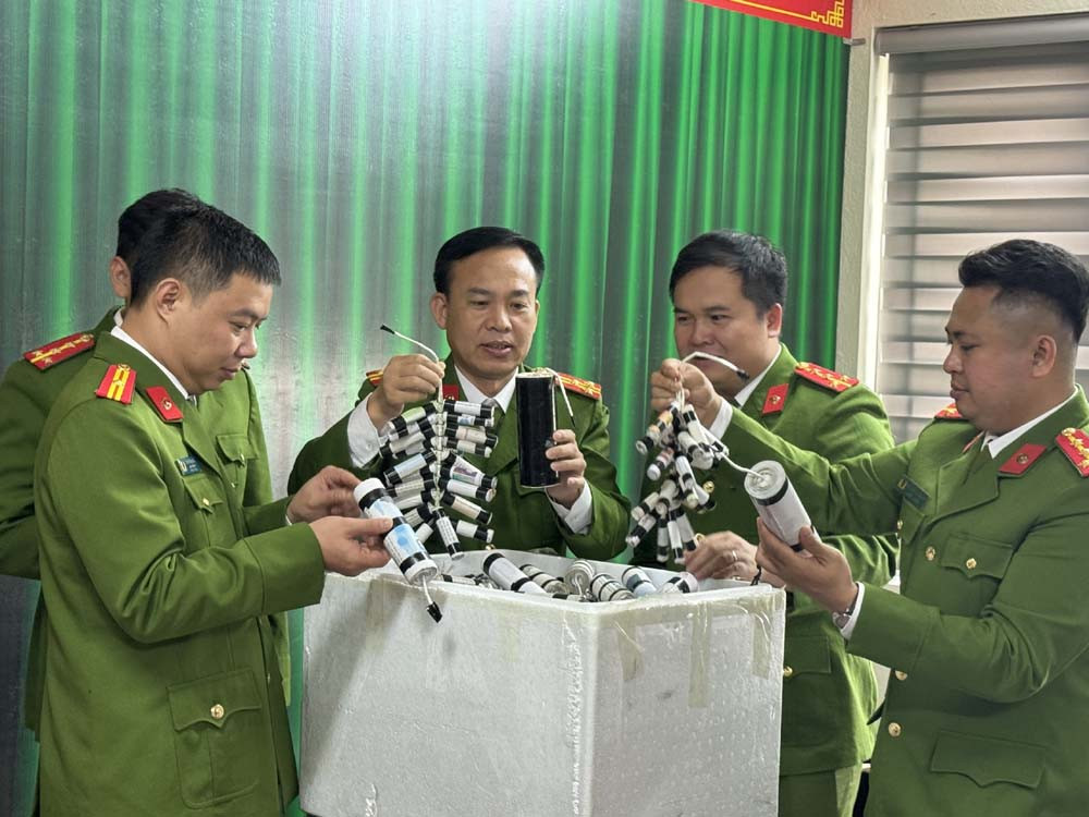 Lực lượng chức năng kiểm tra tang vật trong các vụ án sản xuất pháo nổ, pháo hoa trái phép. Ảnh: Công an Thanh Hoá Lực lượng chức năng kiểm tra tang vật trong các vụ án sản xuất pháo nổ, pháo hoa trái phép. Ảnh: Công an Thanh Hoá