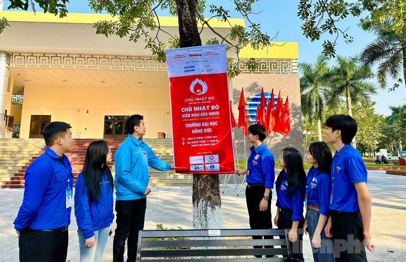 Điểm diễn ra ngày hội Chủ Nhật Đỏ năm nay được tổ chức tại Trường Đại học Hồng Đức với không gian rộng, thoáng tạo điều kiện thuận lợi cũng như đảm bảo công tác hưởng ứng, tổ chức lấy máu an toàn.