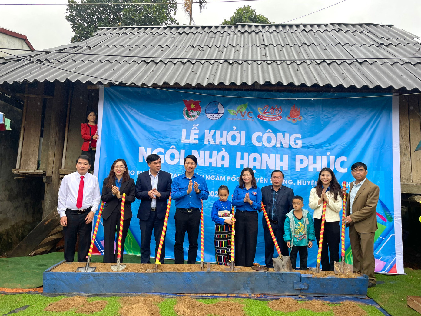 Anh Nguyễn Ngọc Lương - Bí thư Trung ương Đoàn cùng đại diện các đơn vị tham dự lễ khởi công Ngôi nhà hạnh phúc và Trường đẹp cho em tại huyện Lang Chánh.