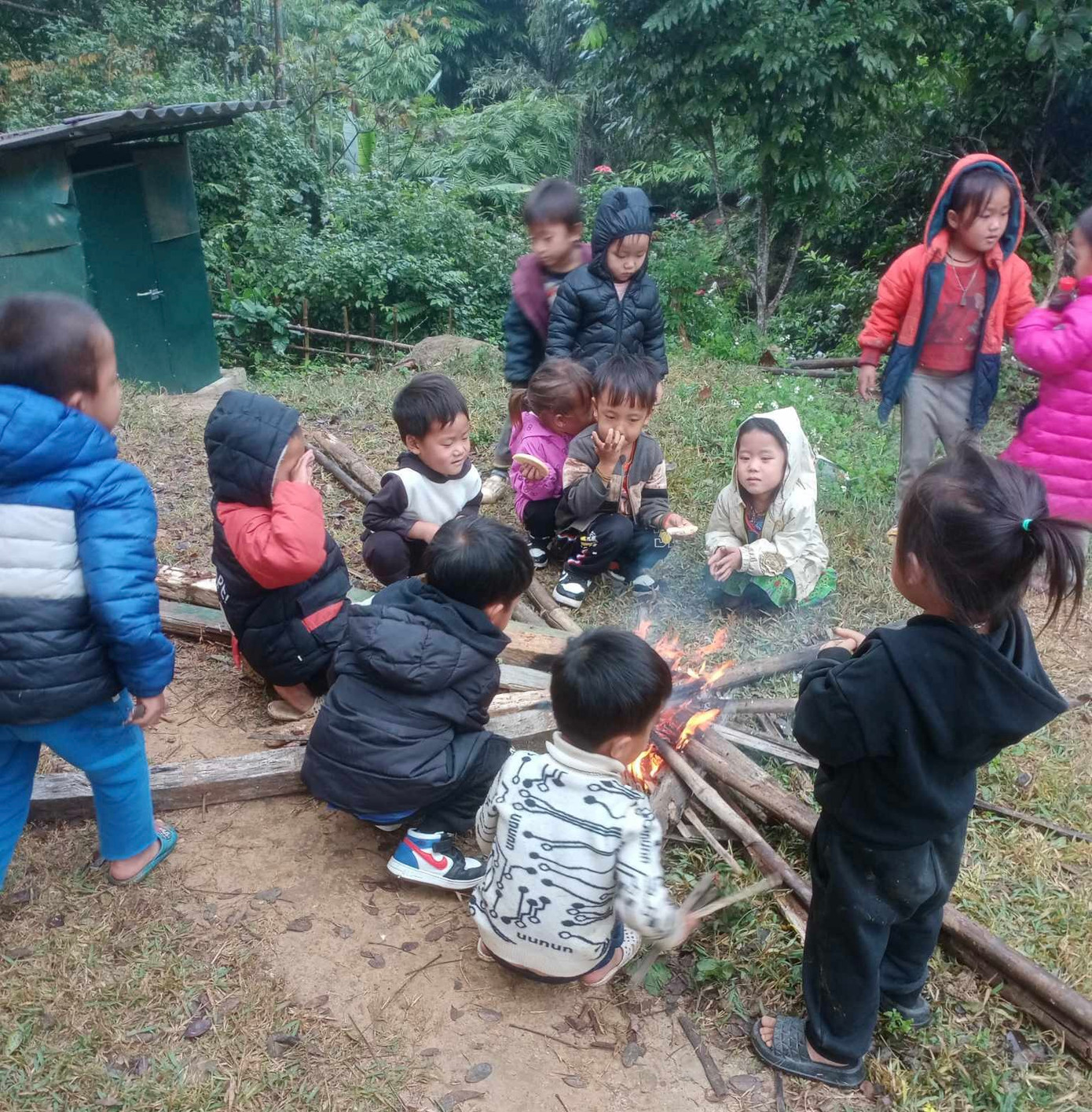 Trẻ em ở bản Hua Pù, xã Pù Nhi, huyện Mường Lát sưởi ấm bên củi lửa.
