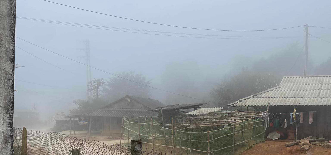 Sáng 21/12, sương mù dày đặc từ sáng sớm kéo dài cả ngày gây khó khăn cho việc tham gia thông ở bản Cá Nọi, xã Pù Nhi, huyện Mường Lát.