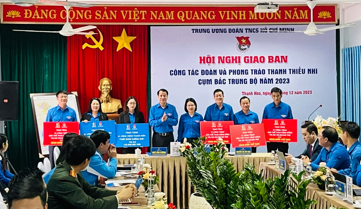 Anh Ngô Văn Cương - Bí thư Trung ương Đoàn, Chủ nhiệm Uỷ ban kiểm tra Trung ương Đoàn trao tặng công trình “Thanh niên thắp sáng đường quê” và “Sân thể thao công cộng” cho các đơn vị trong cụm Bắc Trung Bộ.
