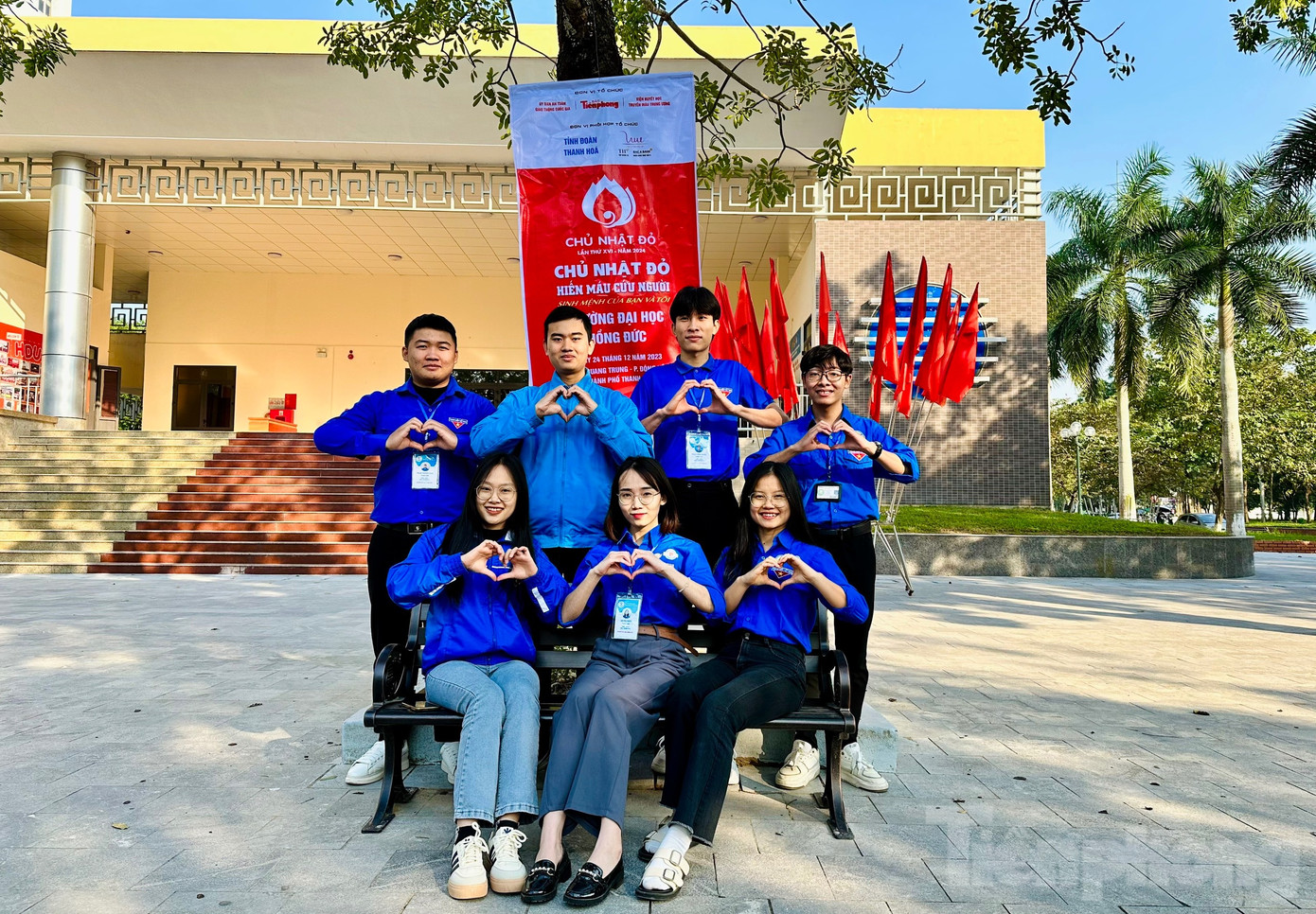 Các tình nguyện viên của Trường Đại học Hồng Đức đã sẵn sàng cho ngày hội Chủ Nhật Đỏ.