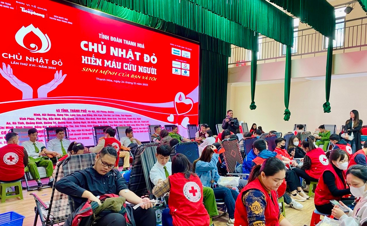 Khu vực tổ chức lấy máu là hội trường lớn của Trường Đại học Hồng Đức có không gian rộng thoáng, kín gió... tạo điều kiện thuận lợi cho việc lấy máu và hiến máu.