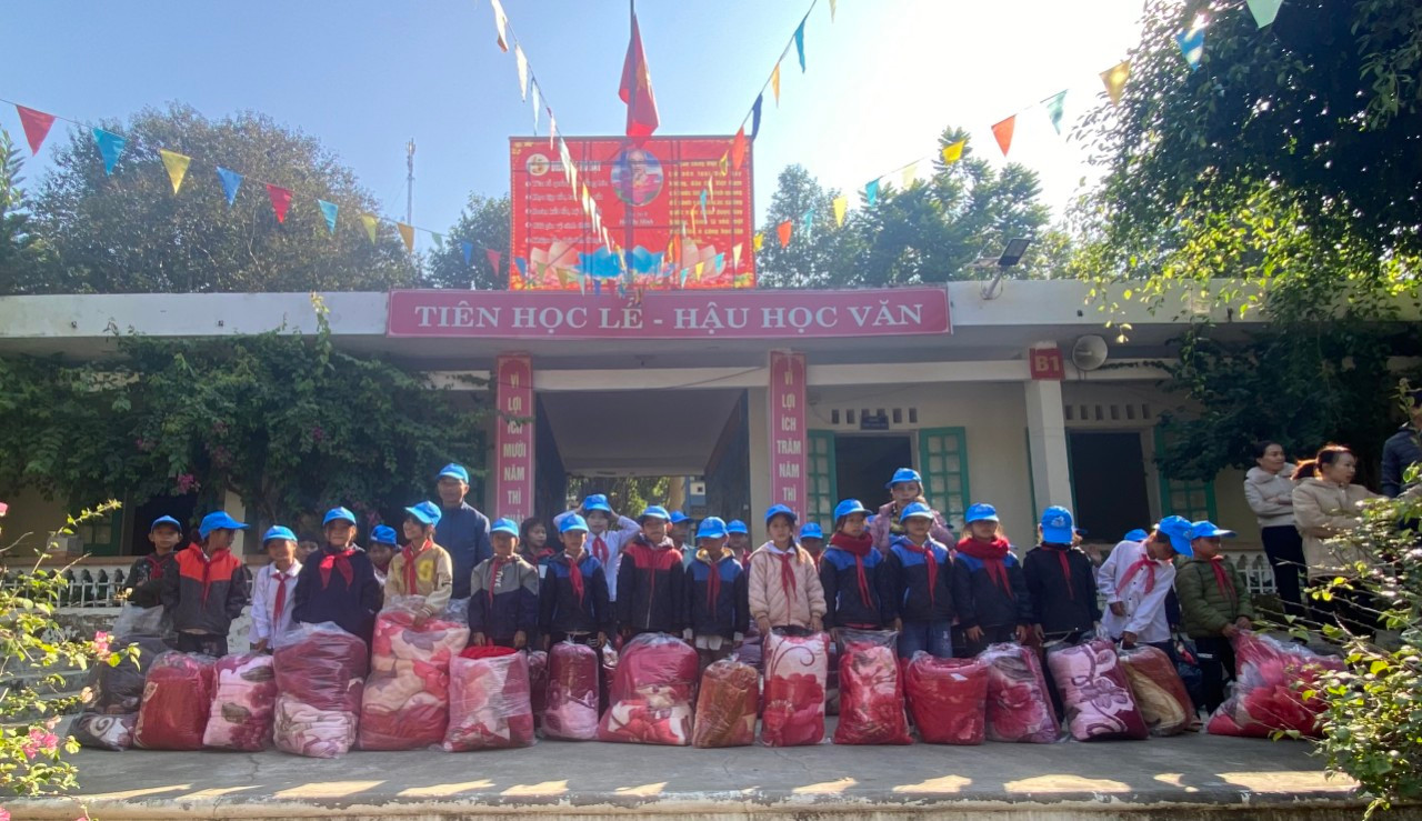Các tổ chức, cá nhân tặng chăn ấm cho học sinh Trường tiểu học Quang Chiểu 2, xã Quang Chiểu, huyện Mường Lát.