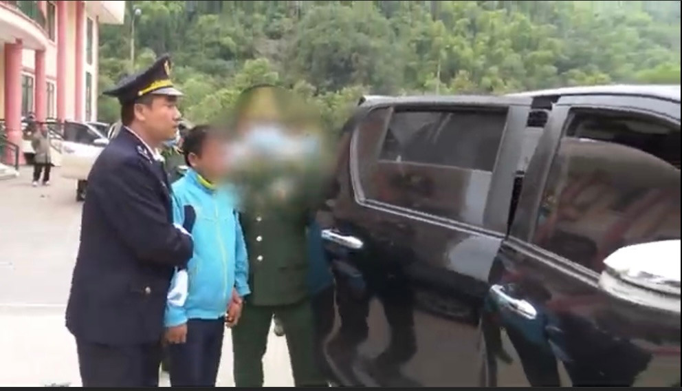 Lực lượng chức năng bắt giữ đối tượng.