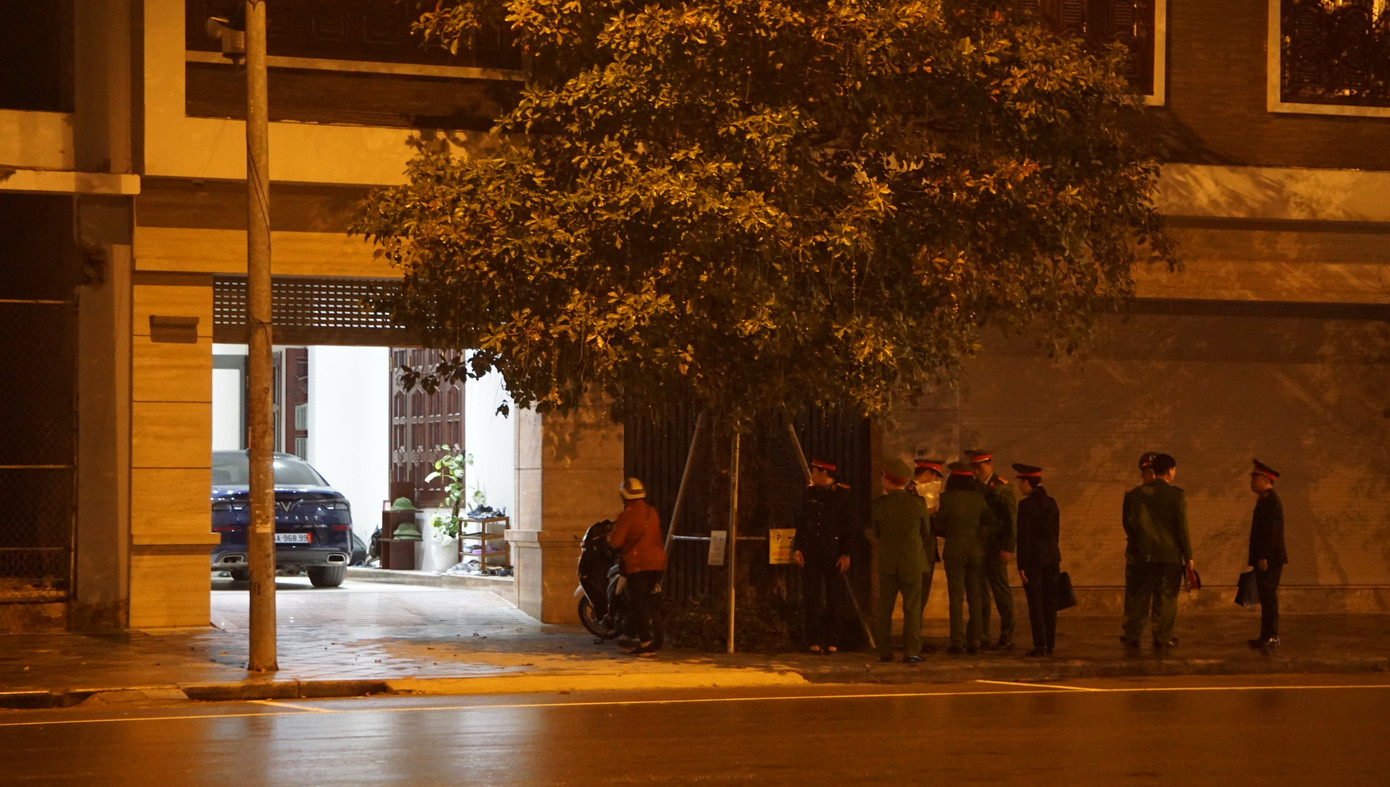 Lực lượng chức năng xuất hiện trước nhà riêng của ông Trịnh Văn Chiến