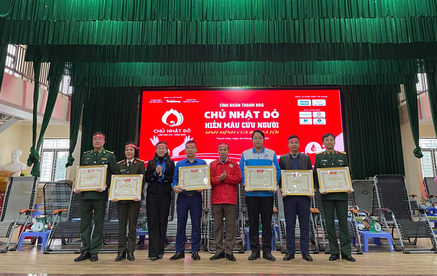 Ban Tổ chức chương trình ngày hội Chủ Nhật Đỏ khen thưởng cho các tập thể, cá nhân có thành tích xuất sắc trong phong trào hiến máu tình nguyện.