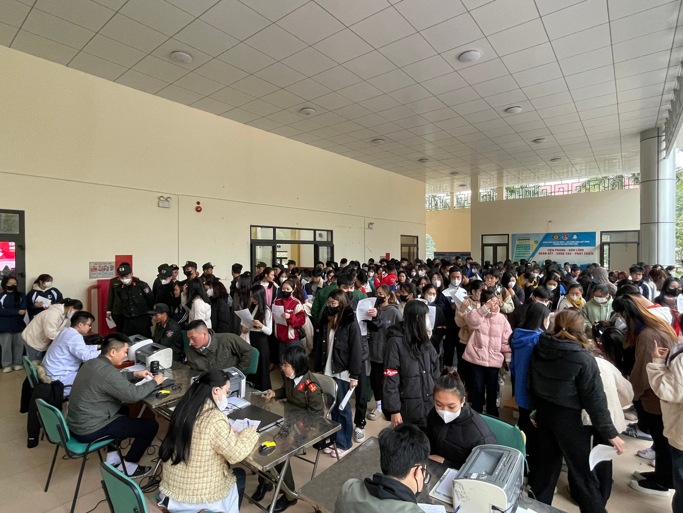 Từ sáng sớm, các tình nguyện viên đã có mặt tại Trường Đại học Hồng Đức để đăng ký hiến máu trong ngày hội Chủ Nhật Đỏ.