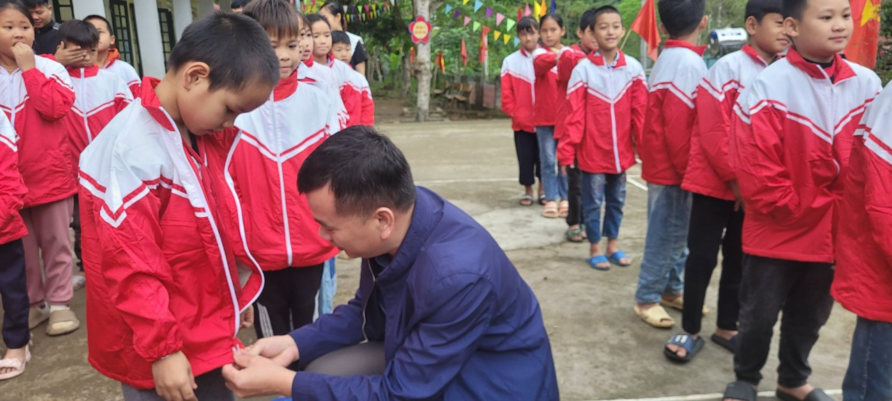 Các tổ chức, cá nhân tặng áo ấm cho học sinh Trường tiểu học Trung Lý 2, xã Trung Lý, huyện Mường Lát.