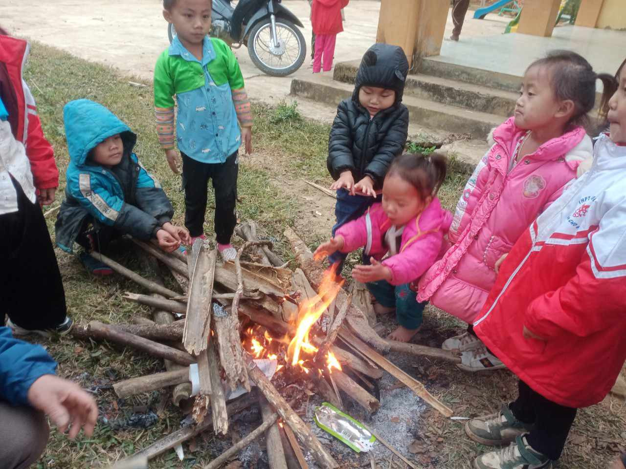Trẻ em ở các bản Cơm, Hua Pù ở xã Pù Nhi sưởi ấm.