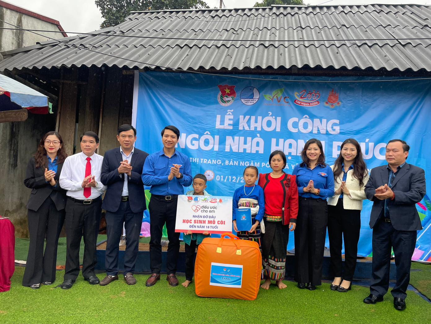 Anh Nguyễn Ngọc Lương - Bí thư Trung ương Đoàn cùng các đại biểu hỗ trợ, trao tặng quà cho học sinh, đơn vị.