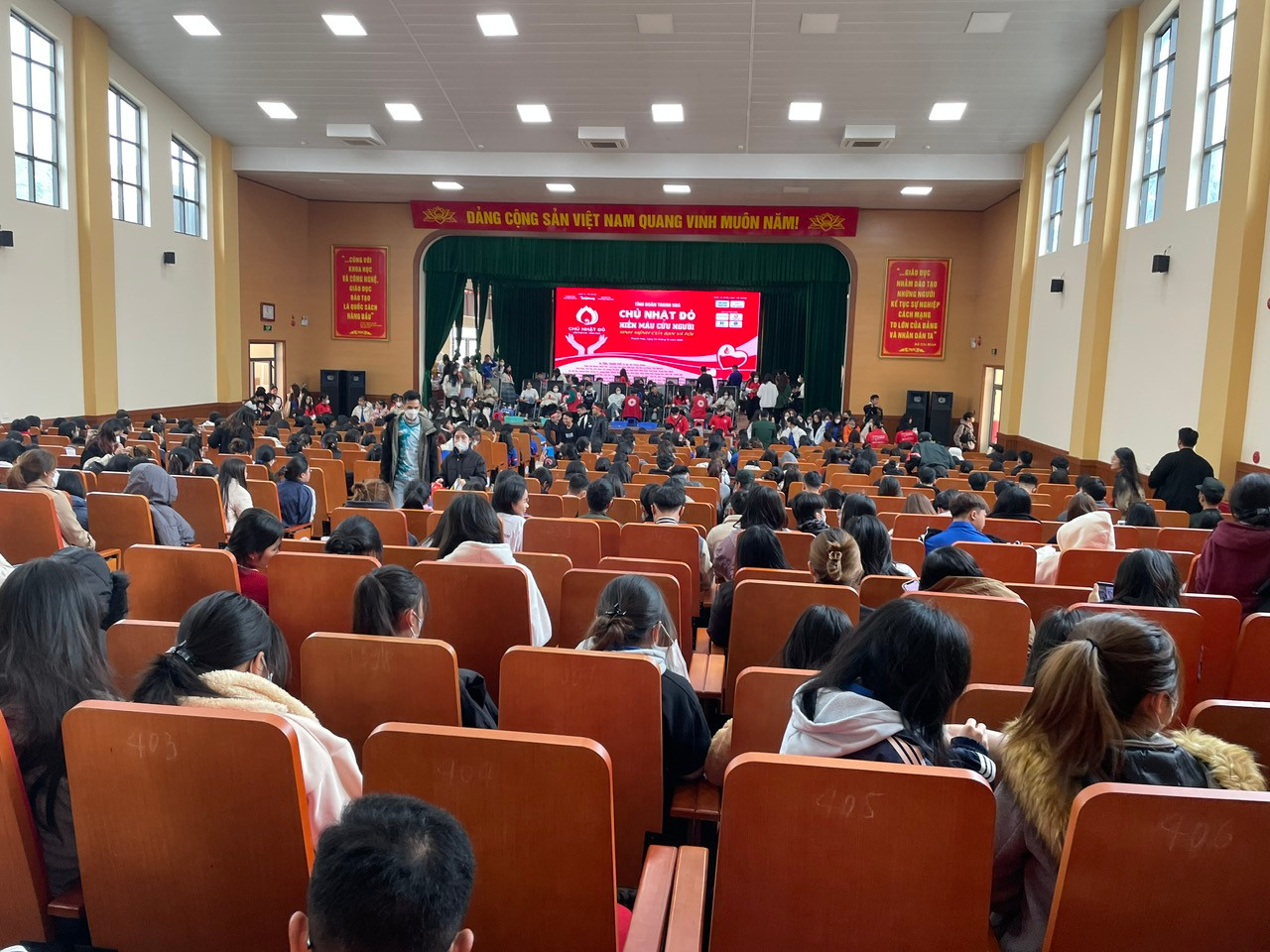 Hơn 10h ngày 24/12, vẫn còn rất đông các tình nguyện viên đến hiến máu trong ngày hội Chủ Nhật Đỏ tại Trường Đại học Hồng Đức.