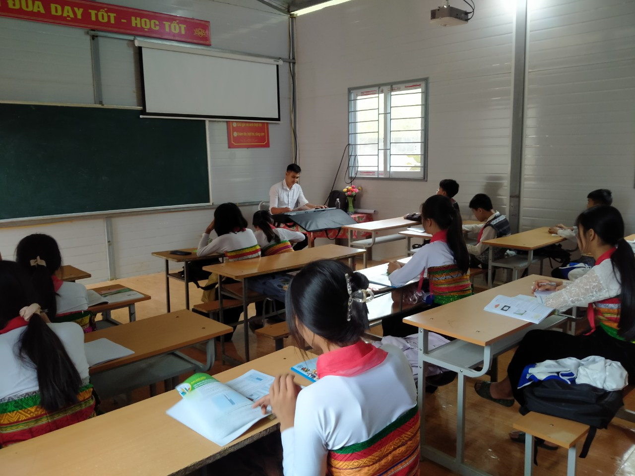 Một giờ học tại Trường Tiểu học và Trung học cơ sở Cao Sơn, xã Lũng Cao, huyện Bá Thước, Thanh Hoá. Hiện nay, trường đang thiếu giáo viên ngoại ngữ và một số môn học.