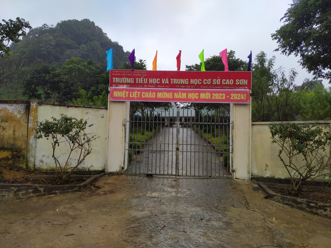 Toạ lạc trên ở khu vực núi cao, việc đi lại khó khăn là một trong những nguyên nhân khiến cho việc bố trí giáo viên của Trường TH&amp;THCS Cao Sơn gặp khó.