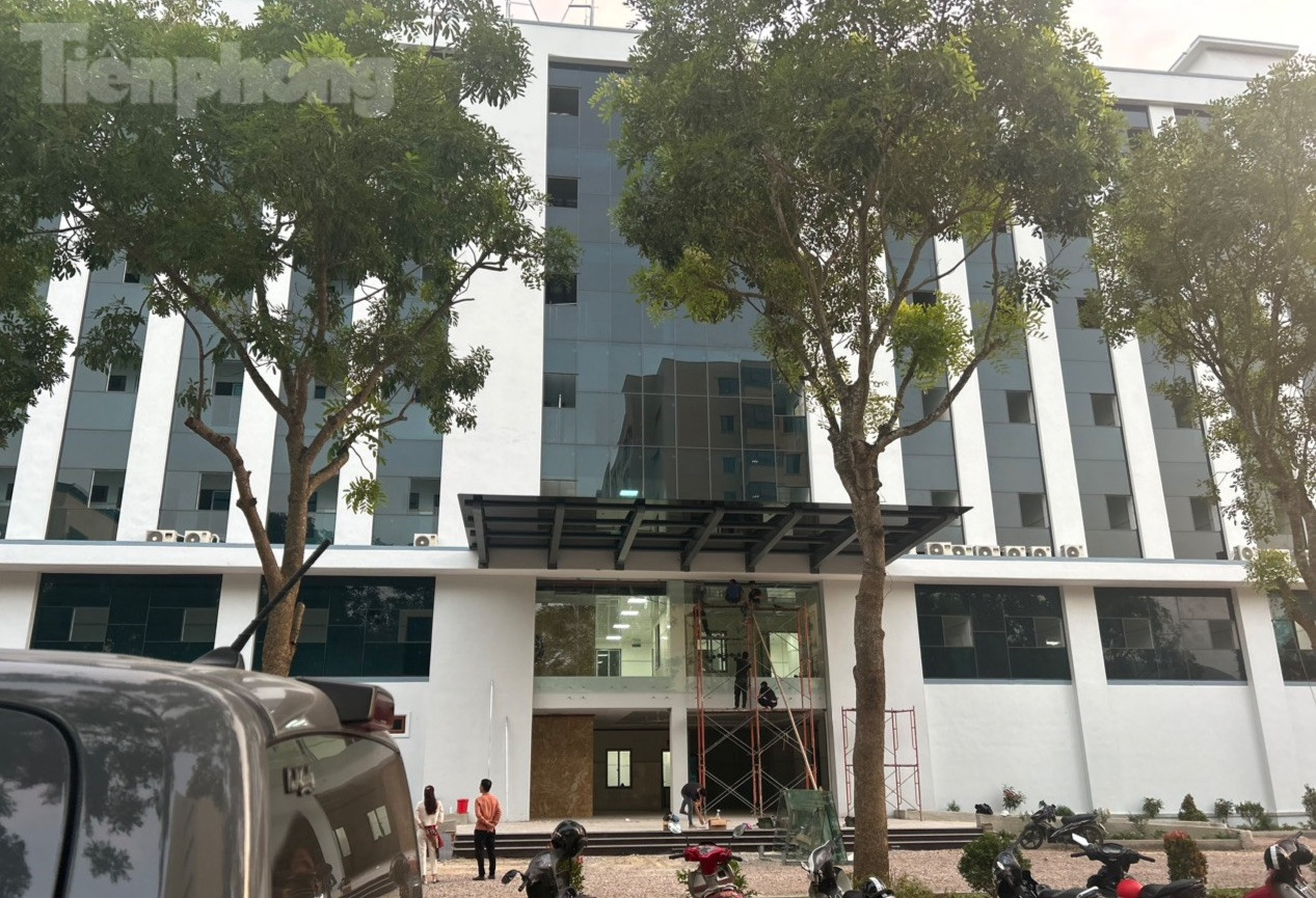 Khu vực Nhà điều trị chất lượng cao tại Bệnh viện đa khoa Phúc Thịnh đã hoàn thiện nhưng chưa có giấy phép xây dựng. Khu vực Nhà điều trị chất lượng cao tại Bệnh viện đa khoa Phúc Thịnh đã hoàn thiện nhưng chưa có giấy phép xây dựng.