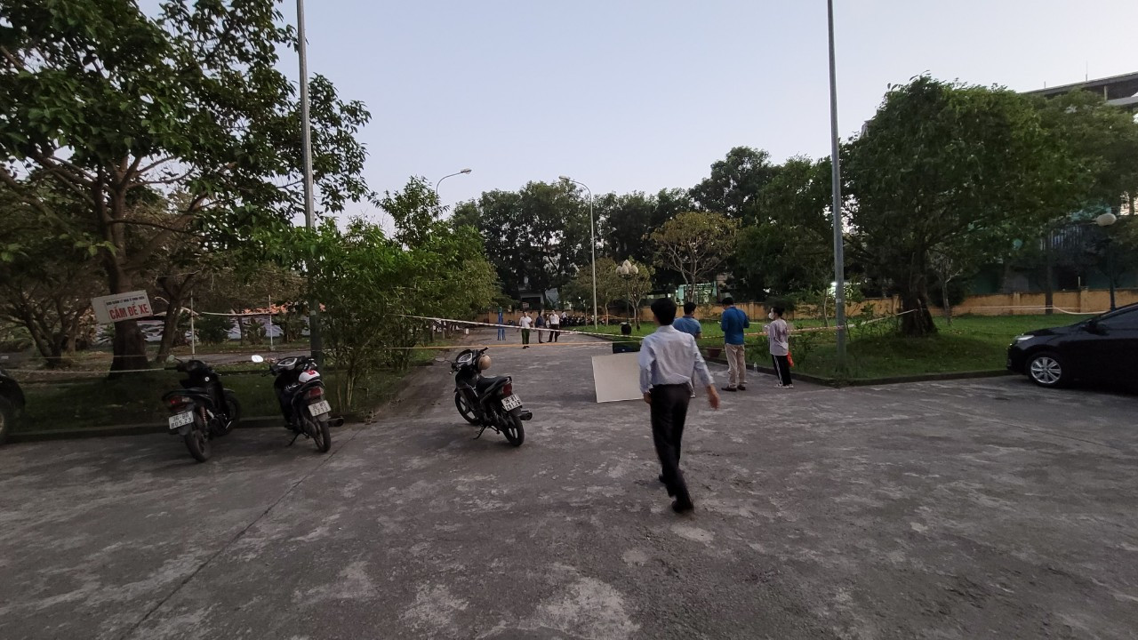 Phong toả hiện trường khu vực nhà xe bị cháy. Phong toả hiện trường khu vực nhà xe bị cháy.