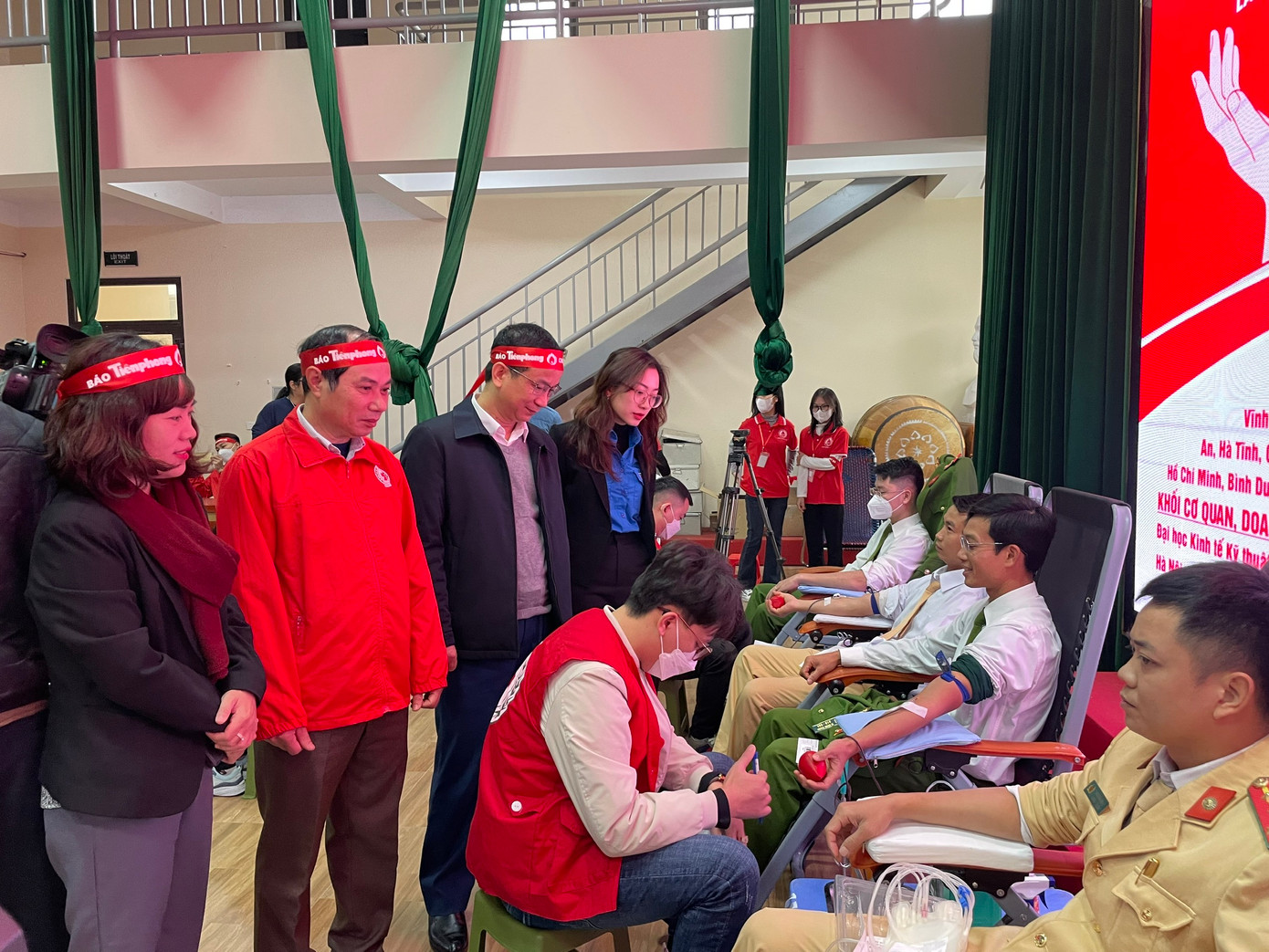 Đại diện Ban Tổ chức chương trình ngày hội Chủ Nhật Đỏ thăm hỏi, động viên các tình nguyện viên tham gia hiến máu.