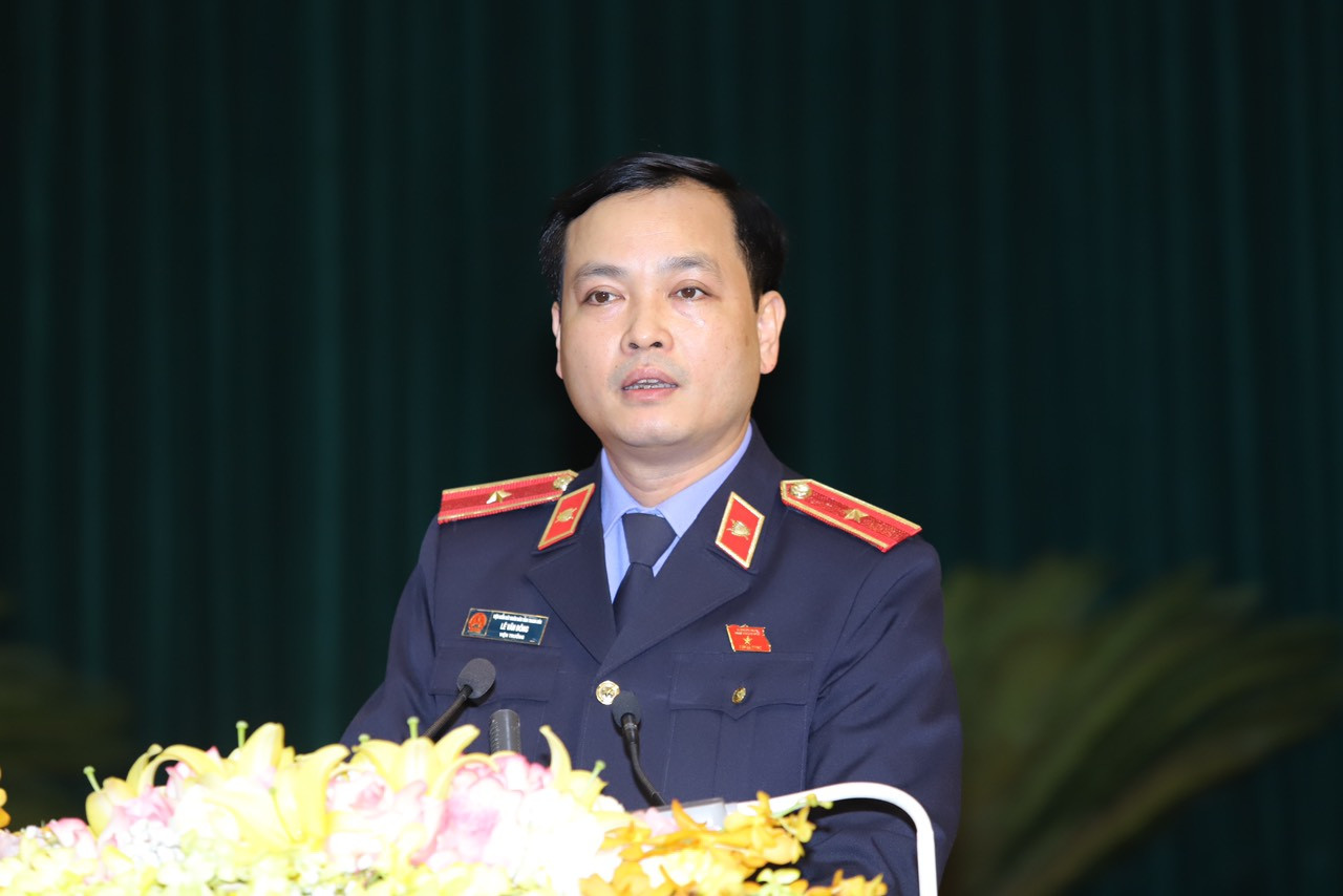 Ông Lê Văn Đông, Viện trưởng Viện Kiểm sát Nhân dân tỉnh trình bày báo cáo của Viện Kiểm sát Nhân dân tỉnh về tình hình tội phạm và công tác kiểm sát năm 2023.