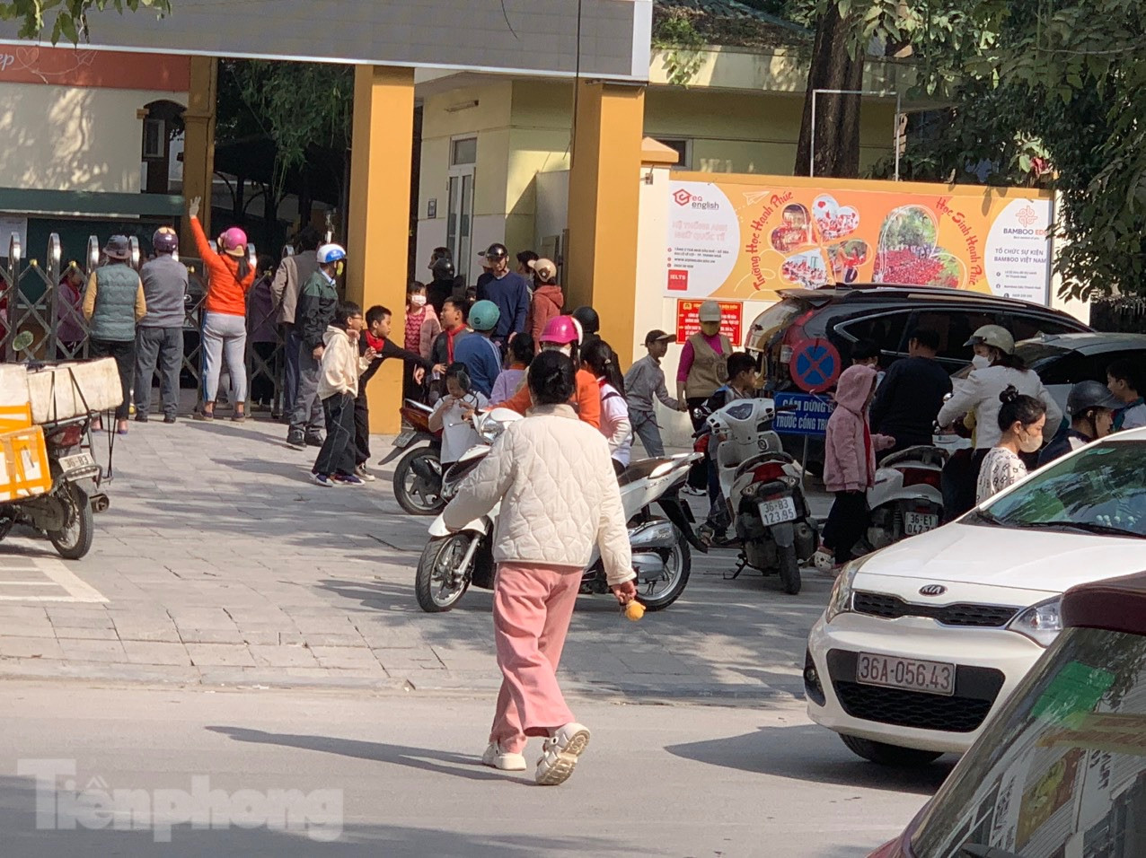 Sau sự việc, nhiều phụ huynh đã đón con về nhà ăn trưa hoặc tự chuẩn bị bữa ăn cho con, tạm thời "cắt" ăn bán trú tại Trường tiểu học Điện Biên 1. Ảnh chụp trưa 28/12.