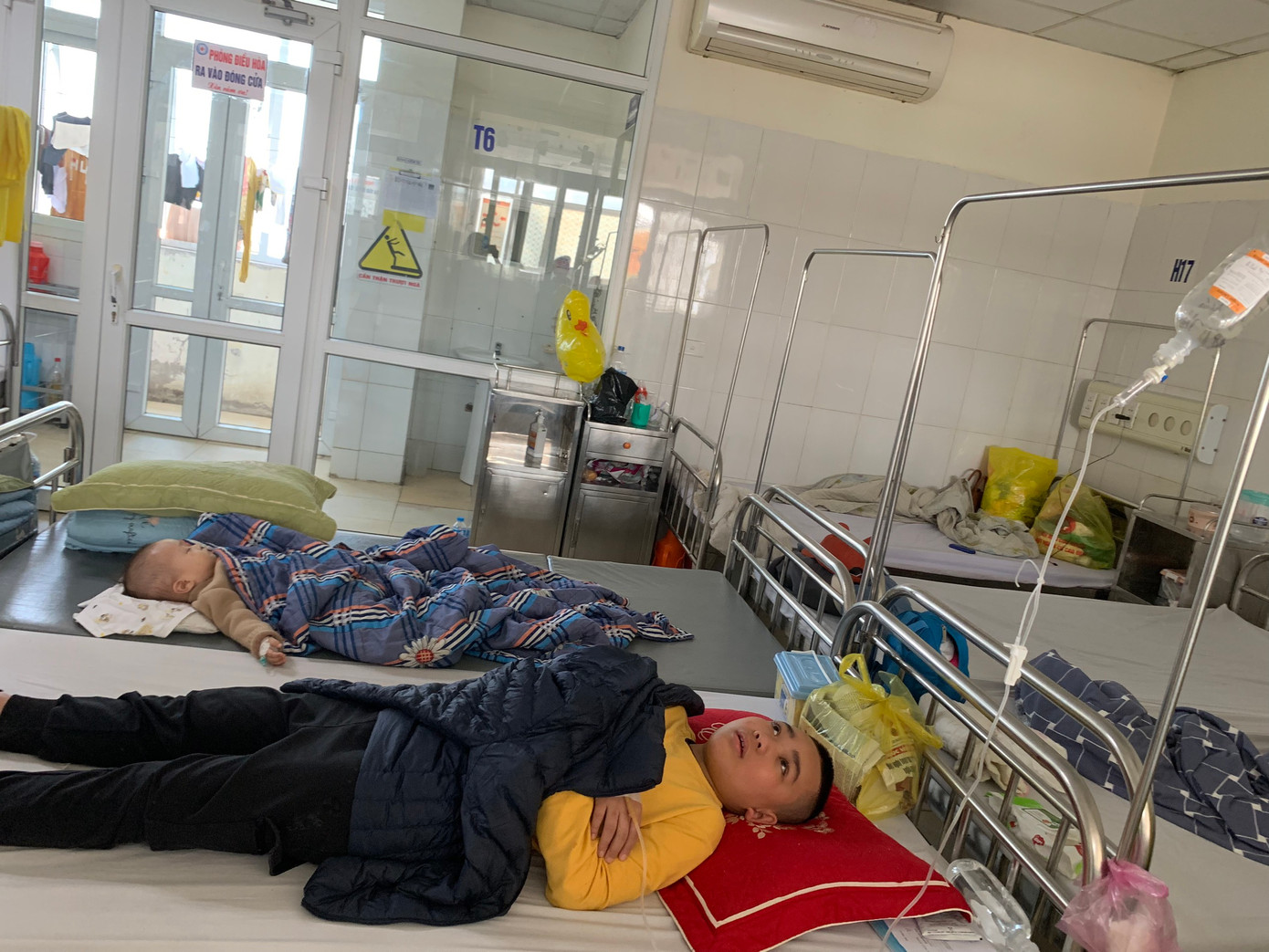 Học sinh đau bụng, đi ngoài nhập viện tại Bệnh viện Nhi Thanh Hoá vào trưa 22/12/2023.