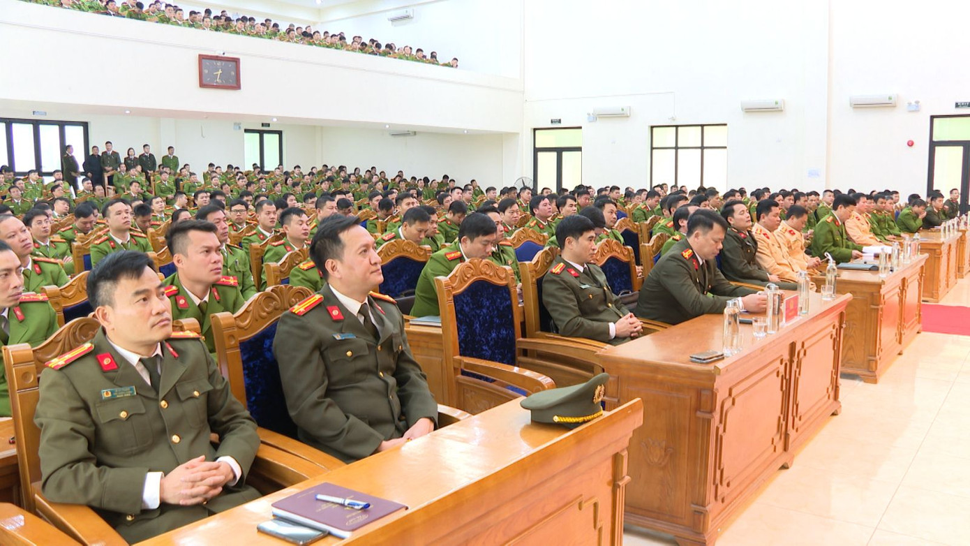 Cán bộ, chiến sỹ tham gia kỳ thi tuyển điều tra viên. Cán bộ, chiến sỹ tham gia kỳ thi tuyển điều tra viên.