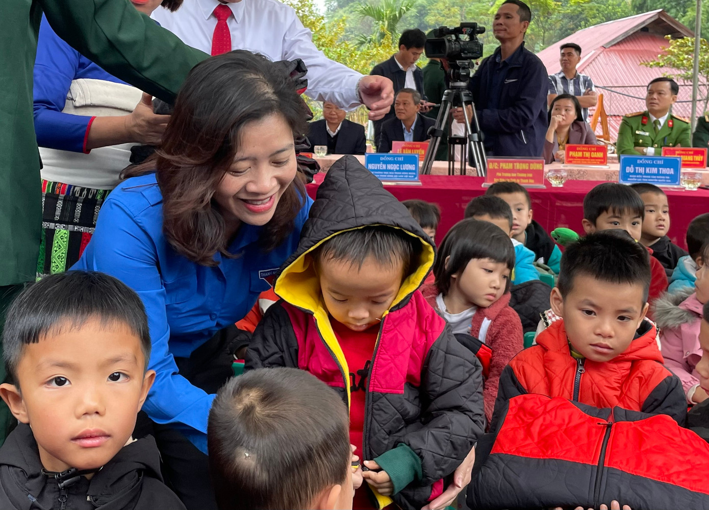 Chị Đỗ Thị Kim Hoa - Ủy viên Đoàn Chủ tịch Trung ương Hội LHTN Việt Nam, Giám đốc Trung tâm Tình nguyện Quốc gia trao tặng áo phao cho học sinh.