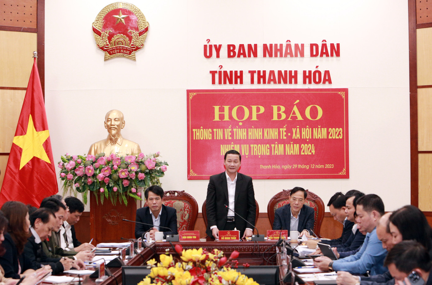 Chủ tịch UBND tỉnh Thanh Hoá Đỗ Minh Tuấn thông tin liên quan đến vụ việc cháy nhà xe tại Trường đại học Hồng Đức. Chủ tịch UBND tỉnh Thanh Hoá Đỗ Minh Tuấn thông tin liên quan đến vụ việc cháy nhà xe tại Trường đại học Hồng Đức.
