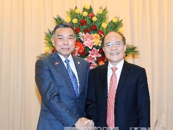 Chủ tịch Quốc hội Nguyễn Sinh Hùng (phải) và Chủ tịch Thượng viện Thái Lan. Ảnh: chinhphu.vn. Chủ tịch Quốc hội Nguyễn Sinh Hùng (phải) và Chủ tịch Thượng viện Thái Lan Ảnh: chinhphu.vn