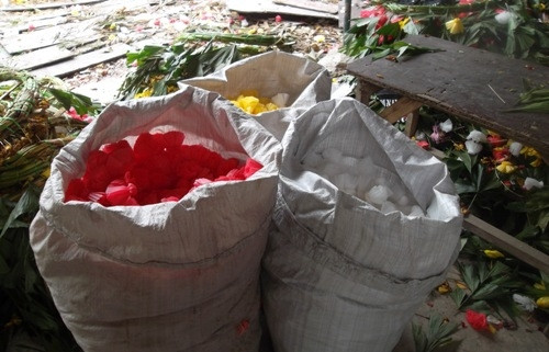 Những chiếc mút hoa được rút ra, phân loại theo màu sắc