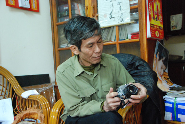 Nghệ sĩ nhiếp ảnh Trần Hồng. Ảnh: XB