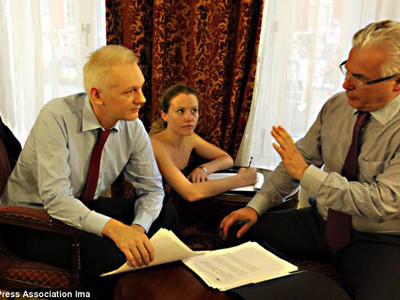Sarah Harrison (giữa) và ông chủ WikiLeaks (trái) tại đại sứ quán Ecuador tại London. Sarah Harrison (giữa) và ông chủ WikiLeaks (trái) tại đại sứ quán Ecuador tại London