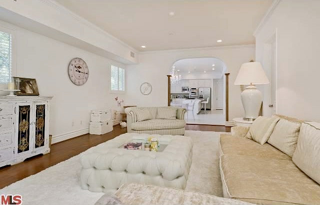 Phòng khách sử dụng gam màu trắng nhưng không hề có cảm giác lạnh lẽo. Phòng bếp mang phong cách Địa Trung Hải. Phòng ngủ có ban công phía ngoài, một không gian lãng mạn!