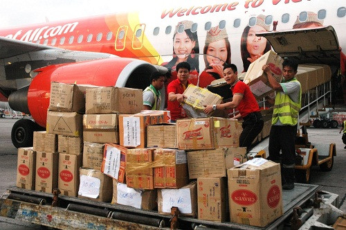 Máy bay tới nơi, chuyển hàng xuống sân bay Quốc tế Manila