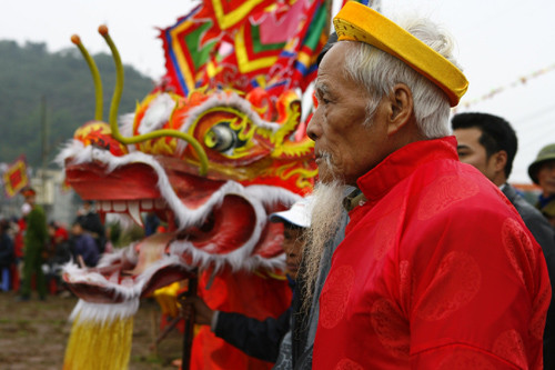 cu cao niên ở đọi sơn được chọ khoác Long bào và đeo mặt nạ hoá thân thành Vua Lê Đại Hành nhập thế và bắt đàu nghi lễ Tịch điền 