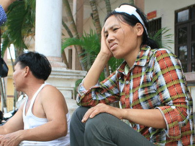 Bà Rích và người dân bị côn đồ đánh được sơ cứu