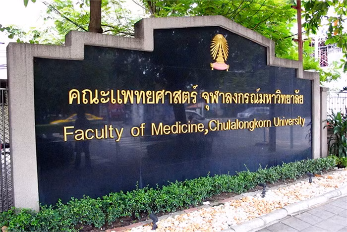 Theo bảng xếp hạng của tạp chí Times Higher Education Supplement năm 2004, trường đứng thứ 46 thế giới về lĩnh vực khoa học xã hội và hạng 60 về sinh dược