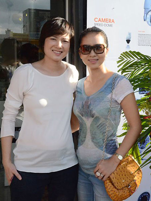 Cùng em gái Thúy Hiền trong buổi khai trương cửa hàng kinh doanh các thiết bị quay phim