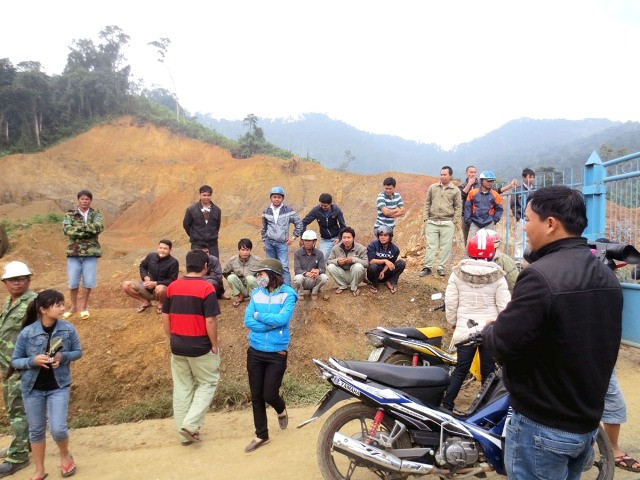 Người dân chặn xe ủi, treo băng rôn yêu cầu Công ty trả nợ cho dân