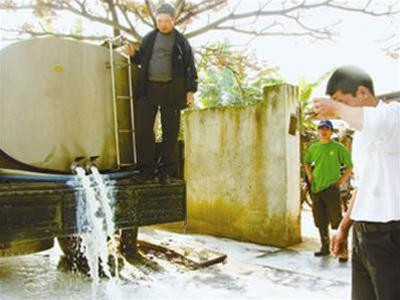 Chiều 12/10, gần 1,4 tấn sữa bò tươi của nông dân nuôi bò xã Phù Đổng (huyện Gia Lâm) bị đổ bỏ ra đường vì không thể tiêu thụ nổi. Ảnh : H.N