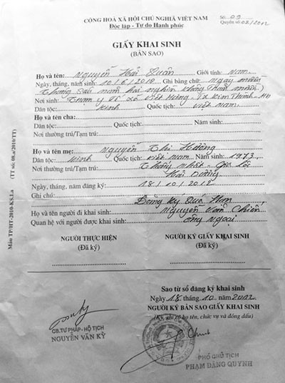 Hai giấy khai sinh của cháu Quân, mang hai họ 'Đỗ' và 'Nguyễn'. Hai giấy khai sinh của cháu Quân, mang hai họ 'Đỗ' và 'Nguyễn'