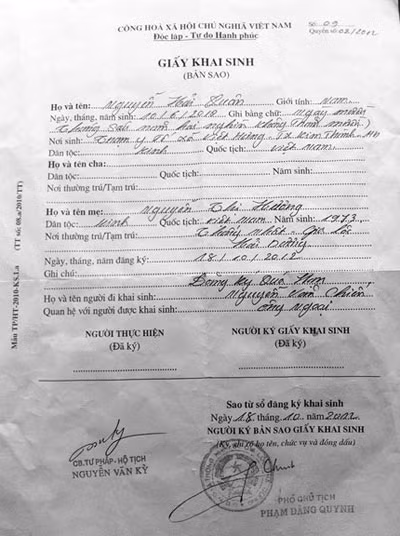 Hai giấy khai sinh của cháu Quân, mang hai họ 'Đỗ' và 'Nguyễn'