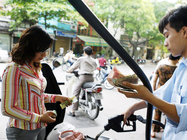 Xăng vẫn là câu chuyện tù mù. Ảnh: Hồng Vĩnh. Xăng vẫn là câu chuyện tù mù. Ảnh: Hồng Vĩnh