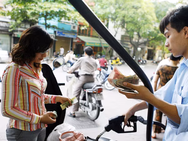 Xăng vẫn là câu chuyện tù mù. Ảnh: Hồng Vĩnh