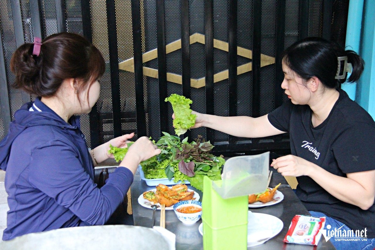 Ngoài khách mua mang về, quán còn thu hút nhiều khách đến ngồi thưởng thức trực tiếp. Ảnh: Hà Nguyễn