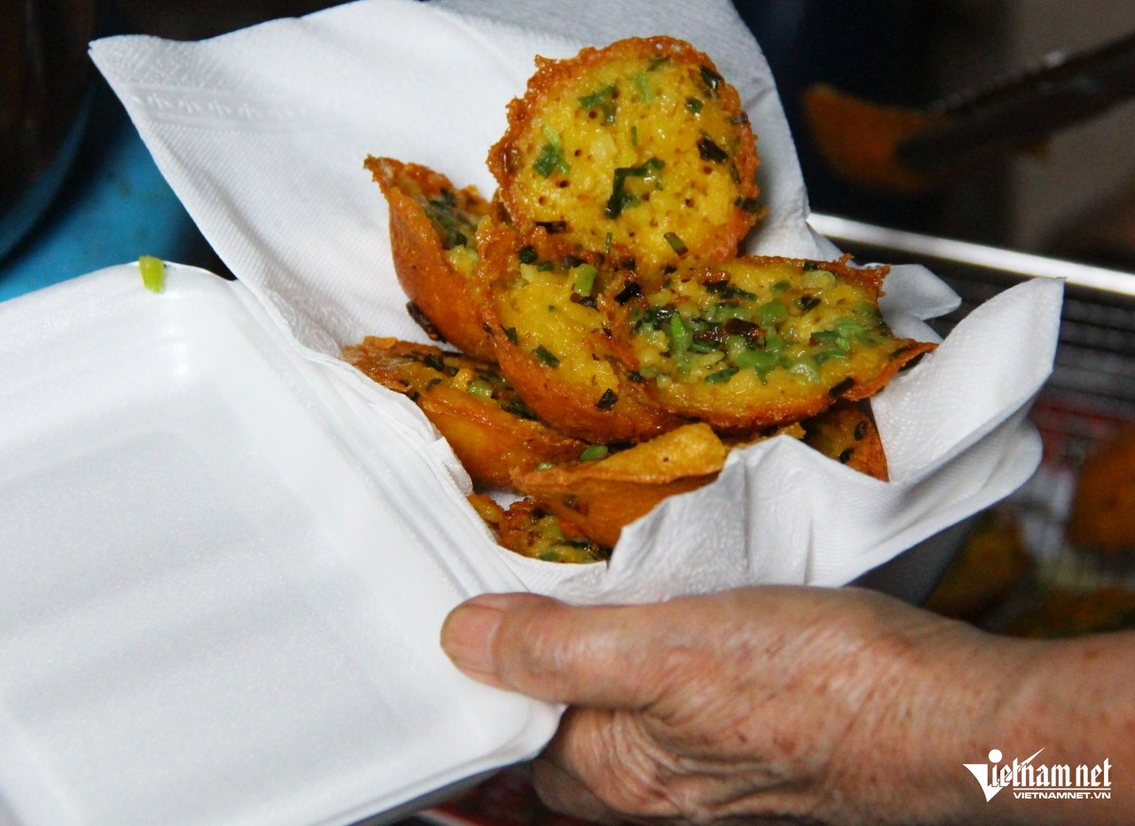 Bánh thành phẩm có màu vàng đặc trưng, vị béo, thơm ngon, giòn rụm. Ảnh: Hà Nguyễn